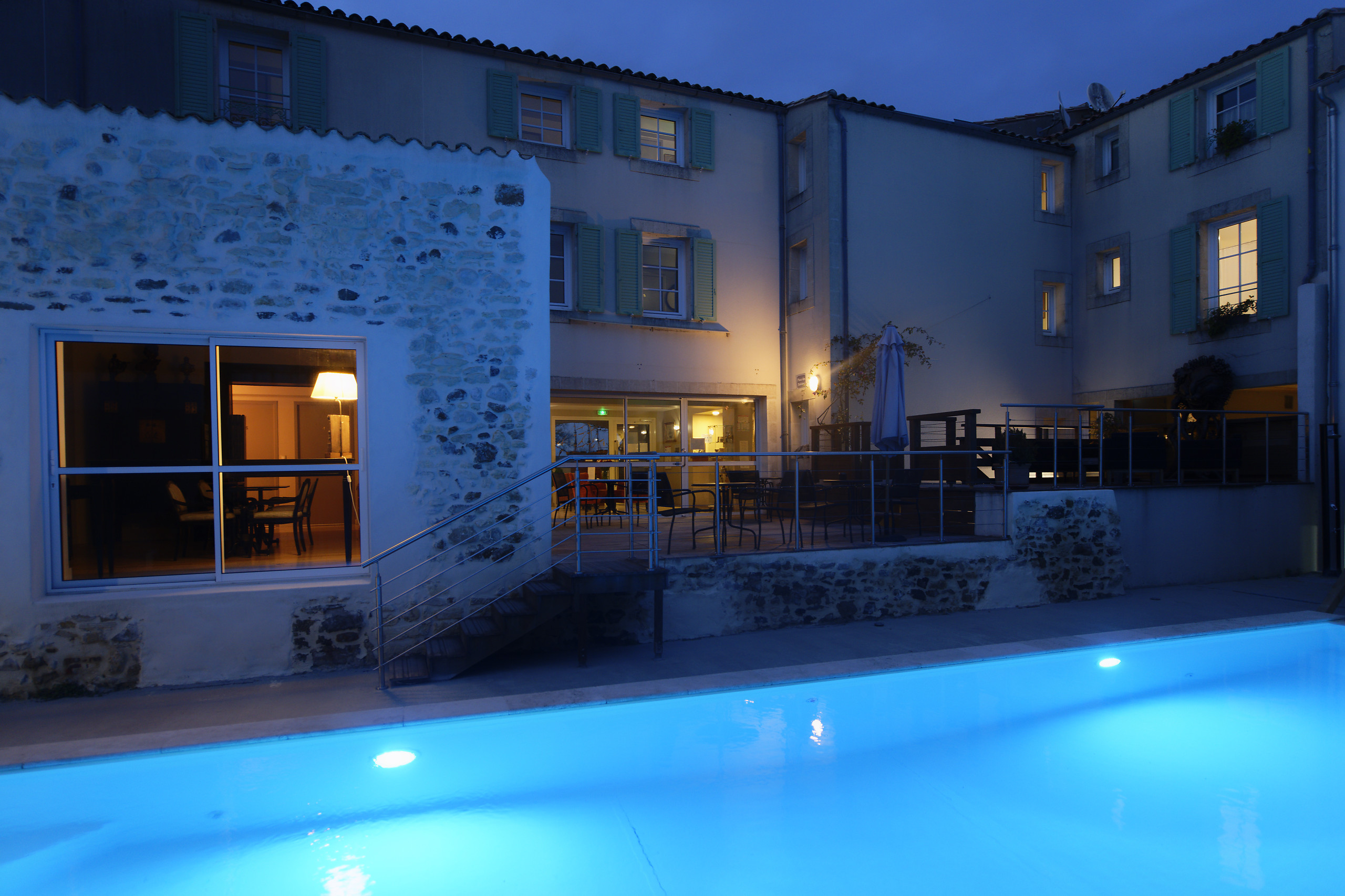 photo de la piscine clos du galion de nuit
